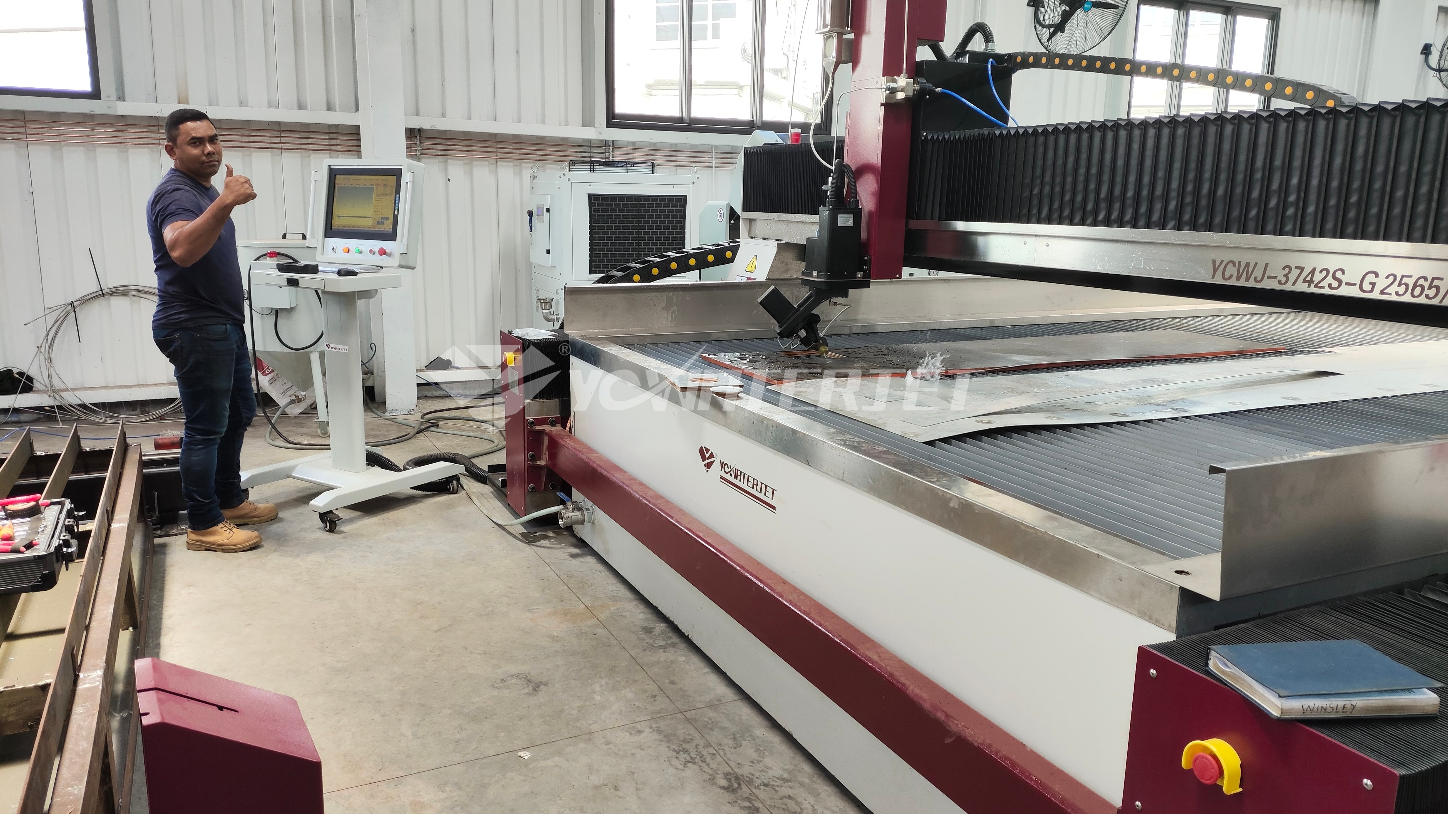 5-axis water jet cutter 5-Achsen-Wasserstrahlschneider