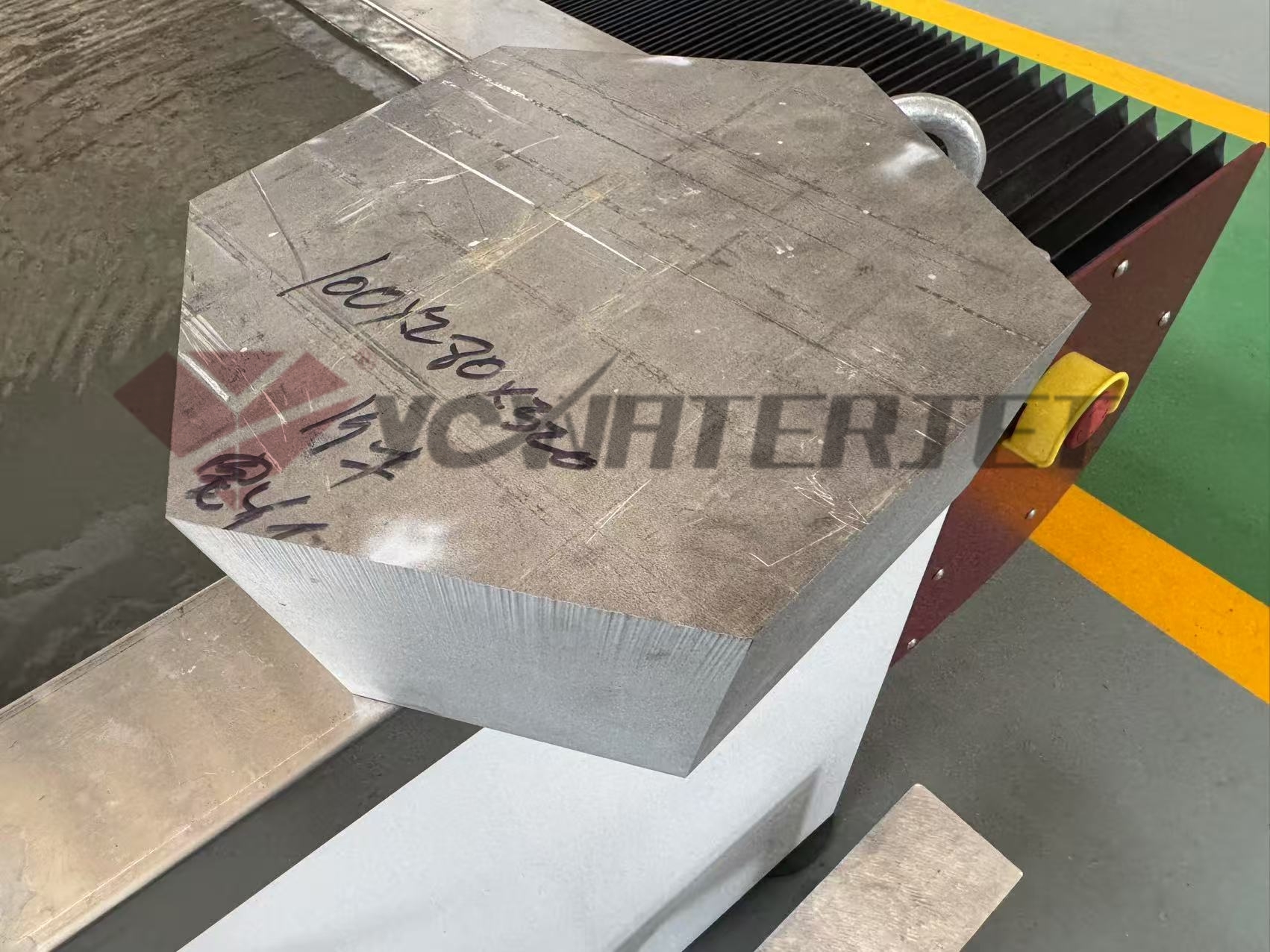 Large aluminum block cutting sample Großer Aluminiumblock Schnittprobe