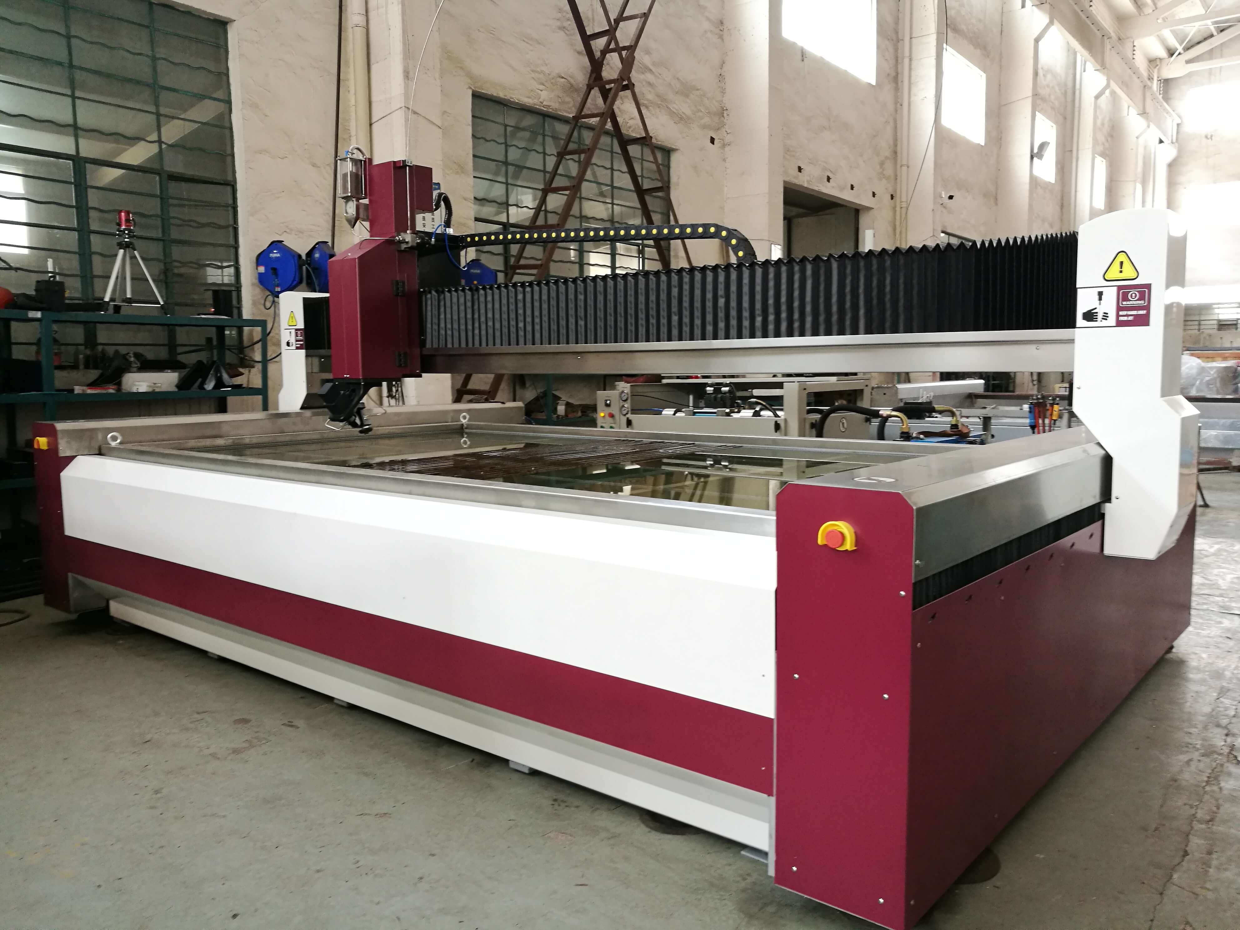 Oman -Kunde überprüft und akzeptiert YC 3D 5AXIS WaterJet Schneidsystem 