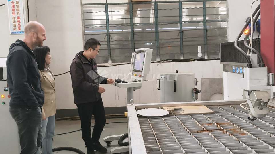 Demonstration der Maschinenbedienung. 