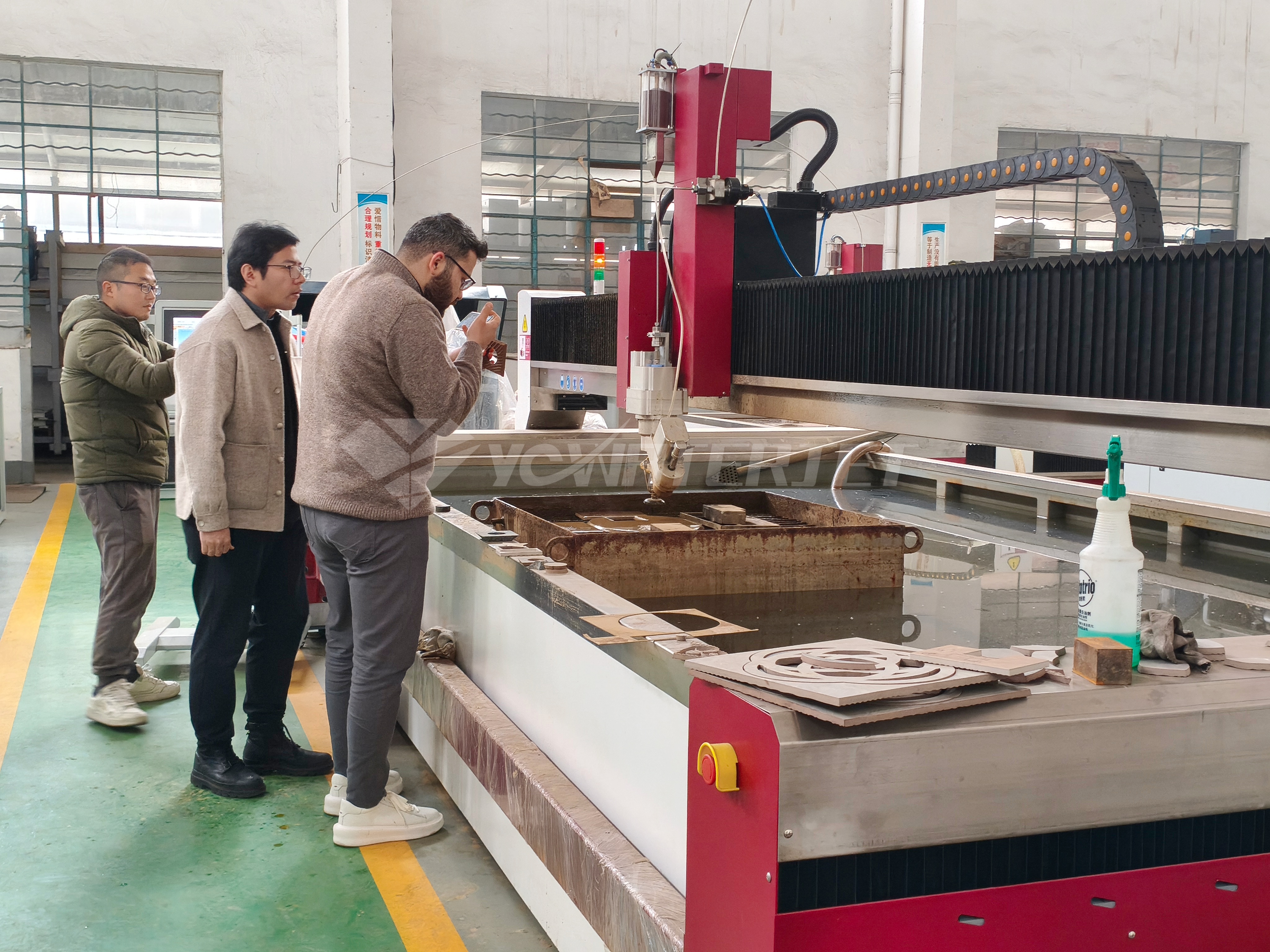 T&uuml;rkischer Kunde filmt den Schneidvorgang