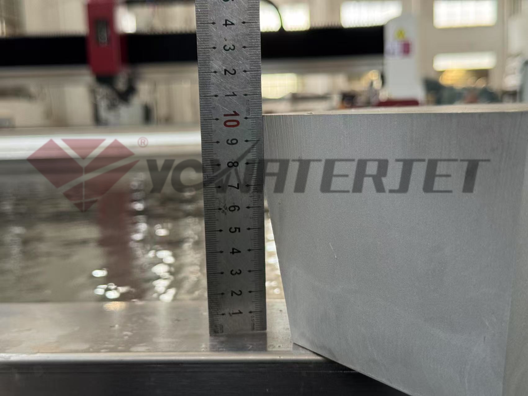 YC WaterJet 5-Achse schneidet 100 mm Aluminium bei 87 °.