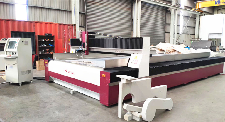 Wasserstrahlschneidung fördert die Anwendung von Kohlefasermaterialien in der Autoindustrie