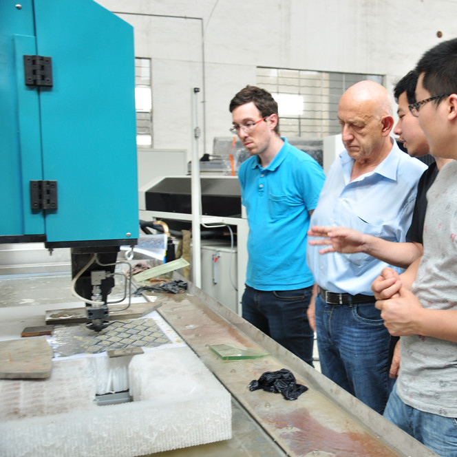 YC Waterjet: Hochdruck-Wasserstrahlschneider für Stahl, Stein, Gummi und Glas mit präzisem Schneiddruck