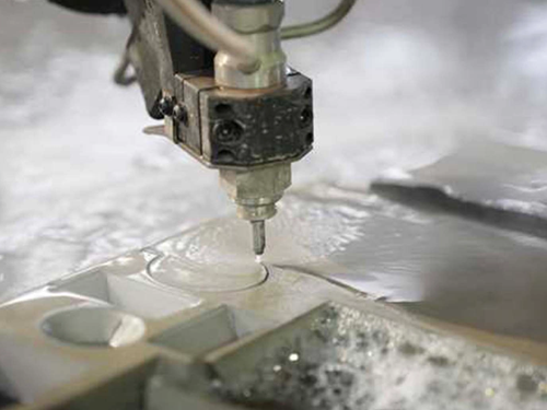 Wie Wasserstrahlschneidmaschinen die Effizienz in der Herstellung von Automobil-, Luft- und Raumfahrt- und Industriemaschinen steigern