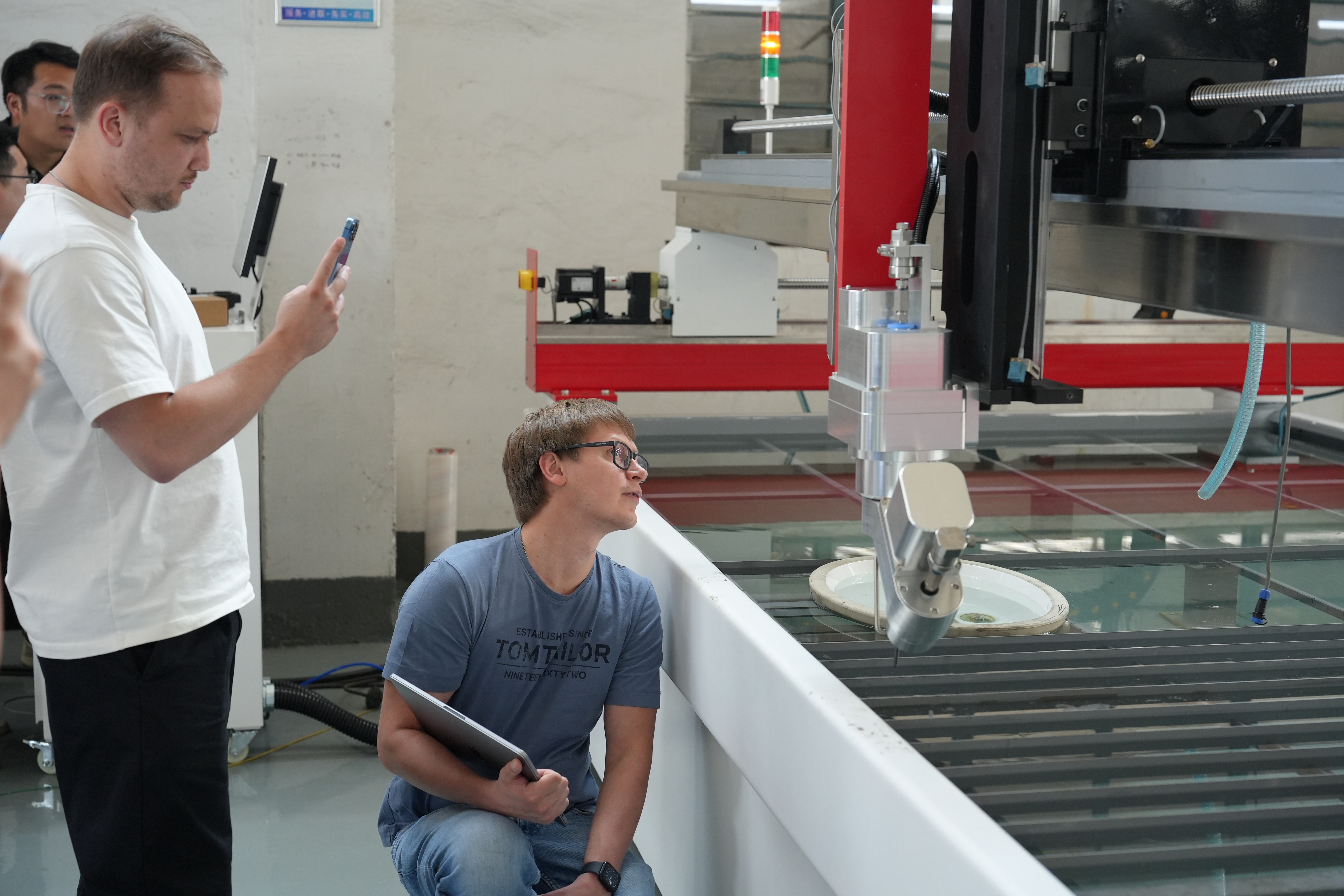 Europäische technische Delegation besucht YC WaterJet und untersucht eine eingehende Zusammenarbeit bei Wasserstrahlschneidelösungen