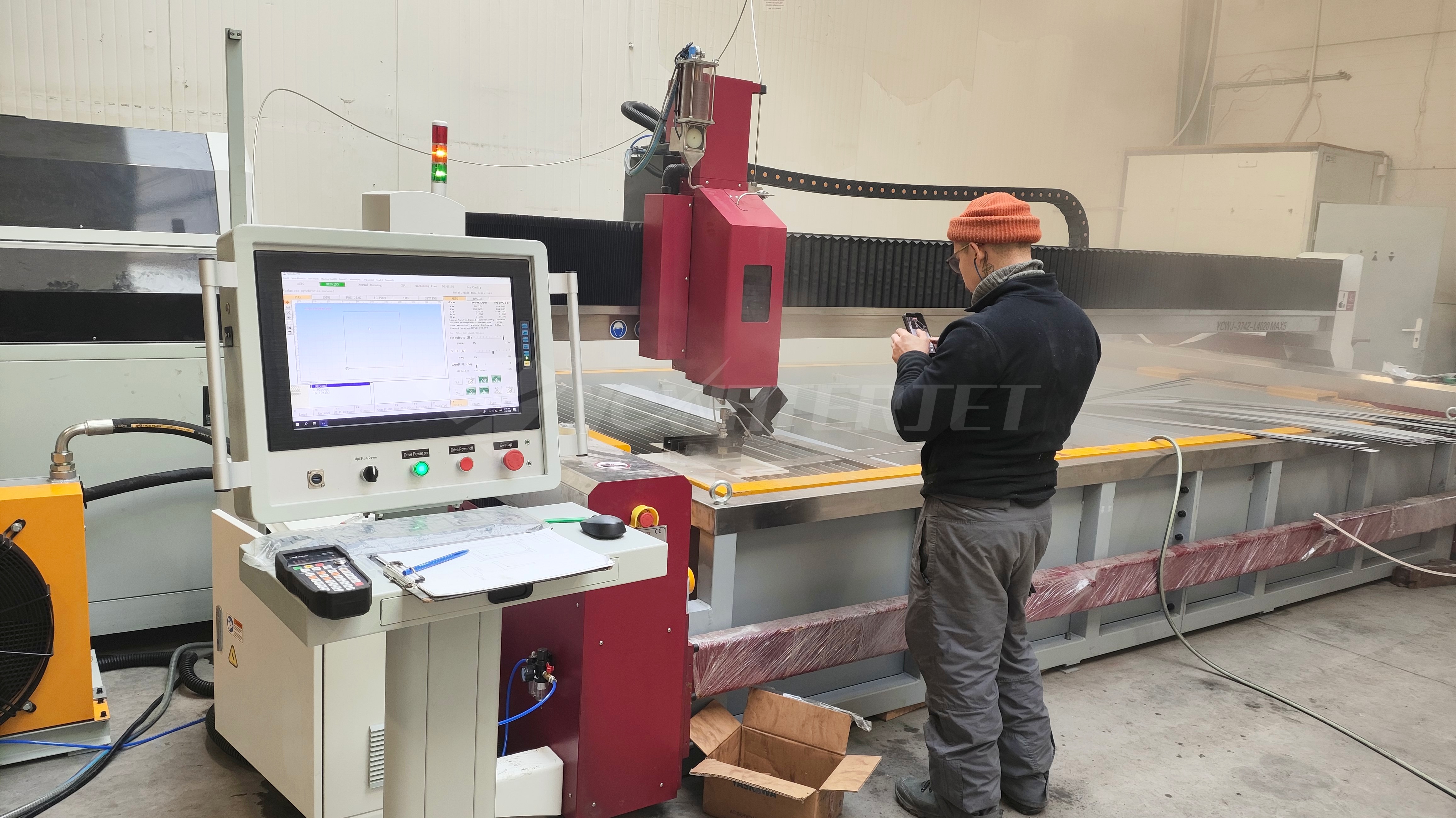 L4020 5-Achsen-Wasserstrahlschneider Installation und Inbetriebnahme vor Ort